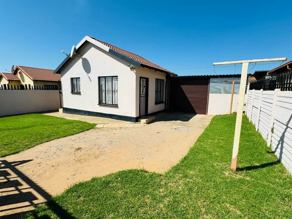 6 Bed House in Daveyton photo number 2
