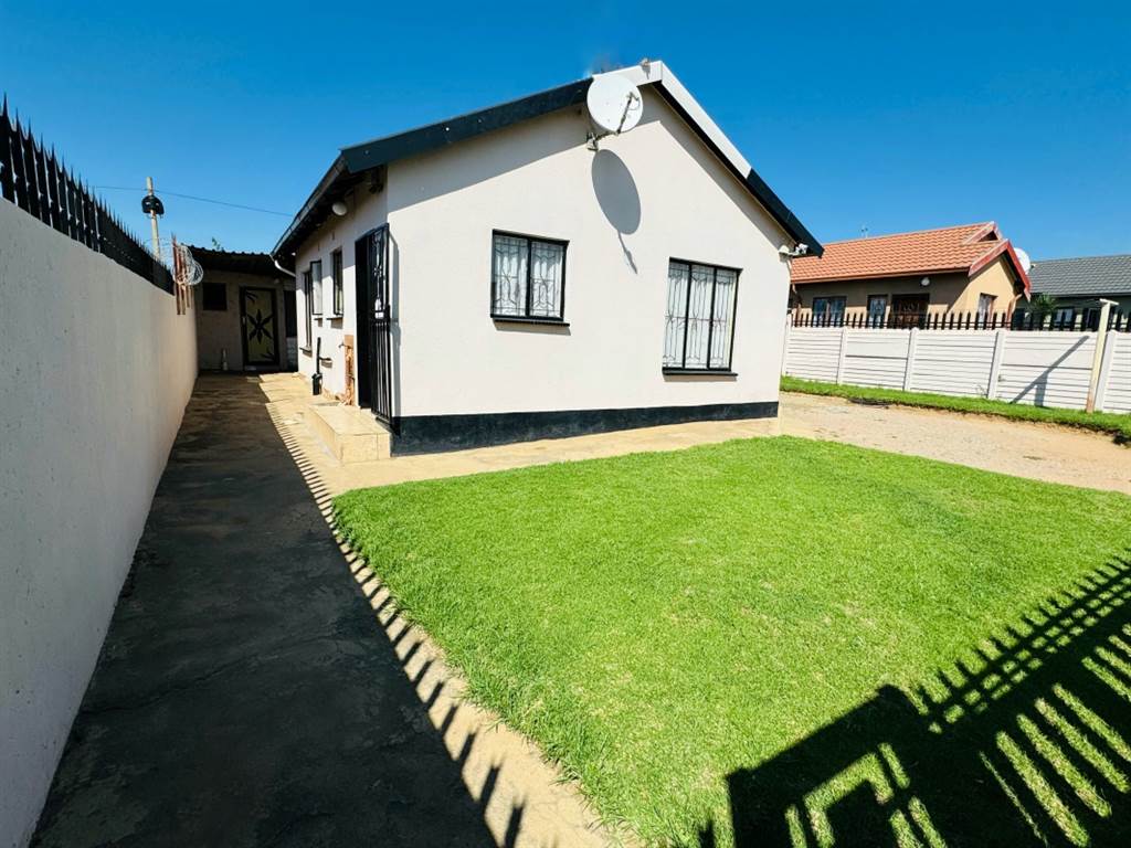 6 Bed House in Daveyton photo number 3