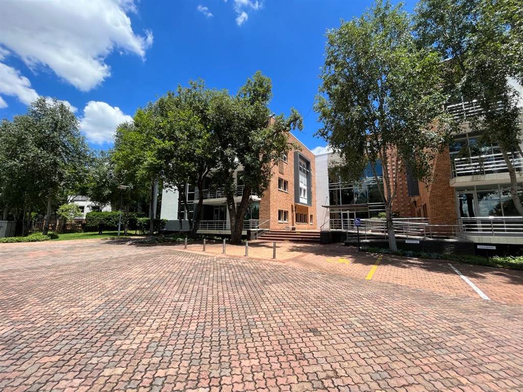 674  m² Commercial space in Bryanston photo number 1