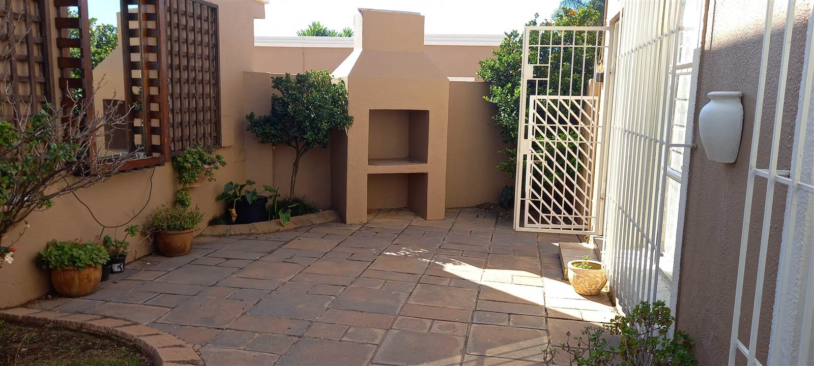 3 Bed Townhouse in Radiokop photo number 2