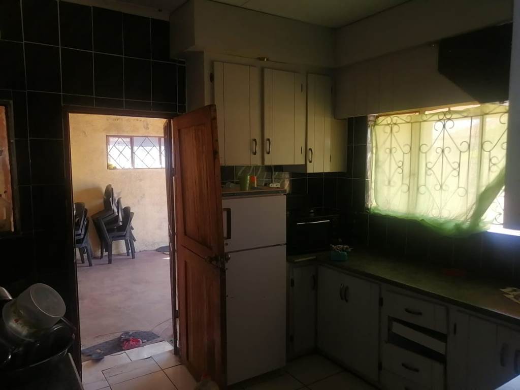 3 Bed House in Lebowakgomo photo number 4