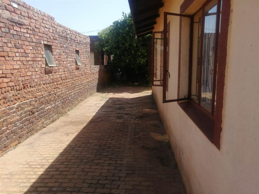 3 Bed House in Lebowakgomo photo number 10