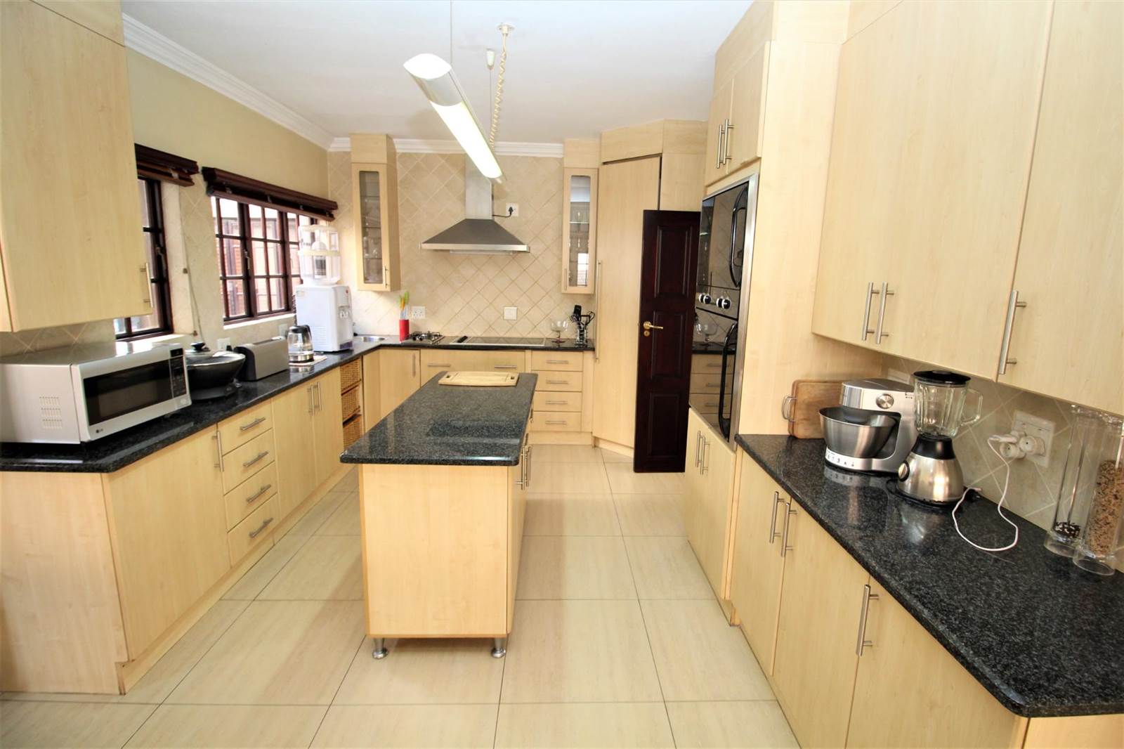 5 Bed House in Silver Lakes Golf Estate photo number 2