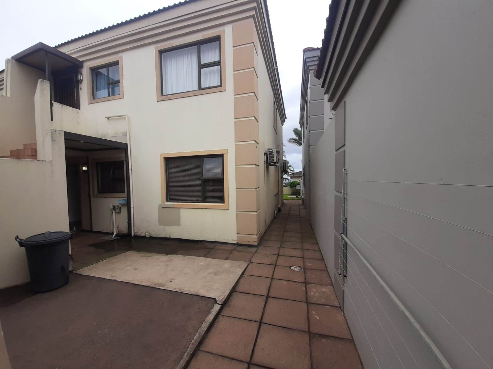 2 Bed Townhouse in Illovo Beach photo number 3