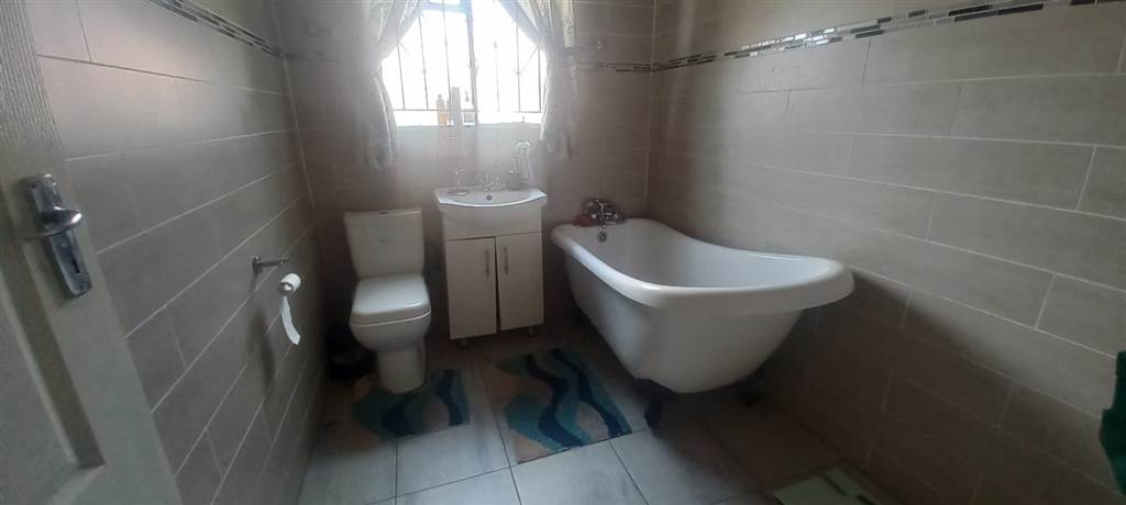 4 Bed House in Kwaguqa photo number 14