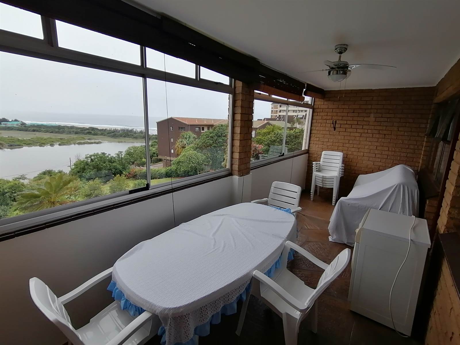 3 Bed Apartment in Illovo Beach photo number 9