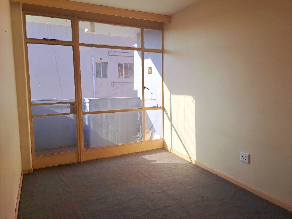 1 Bed Apartment in Yeoville photo number 6