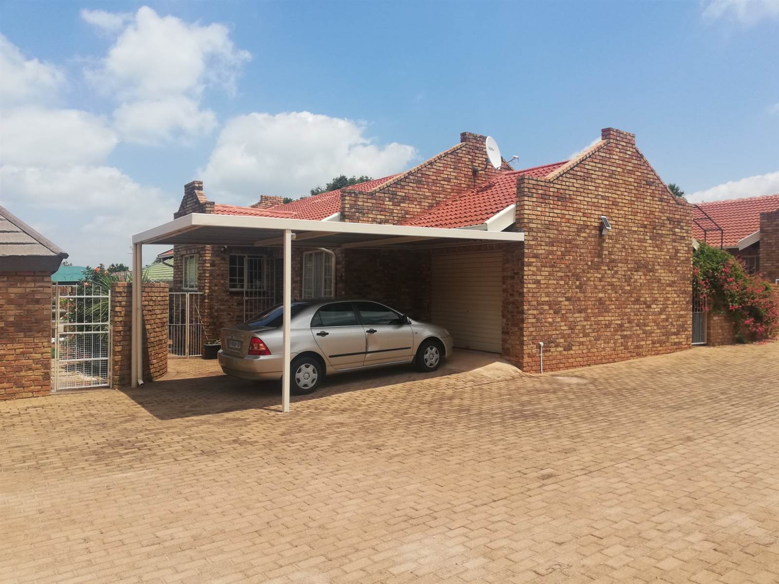 3 Bed Townhouse in Krugersdorp North photo number 1
