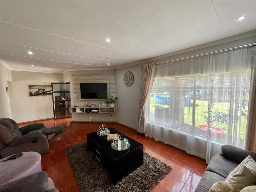5 Bed House in Secunda photo number 6