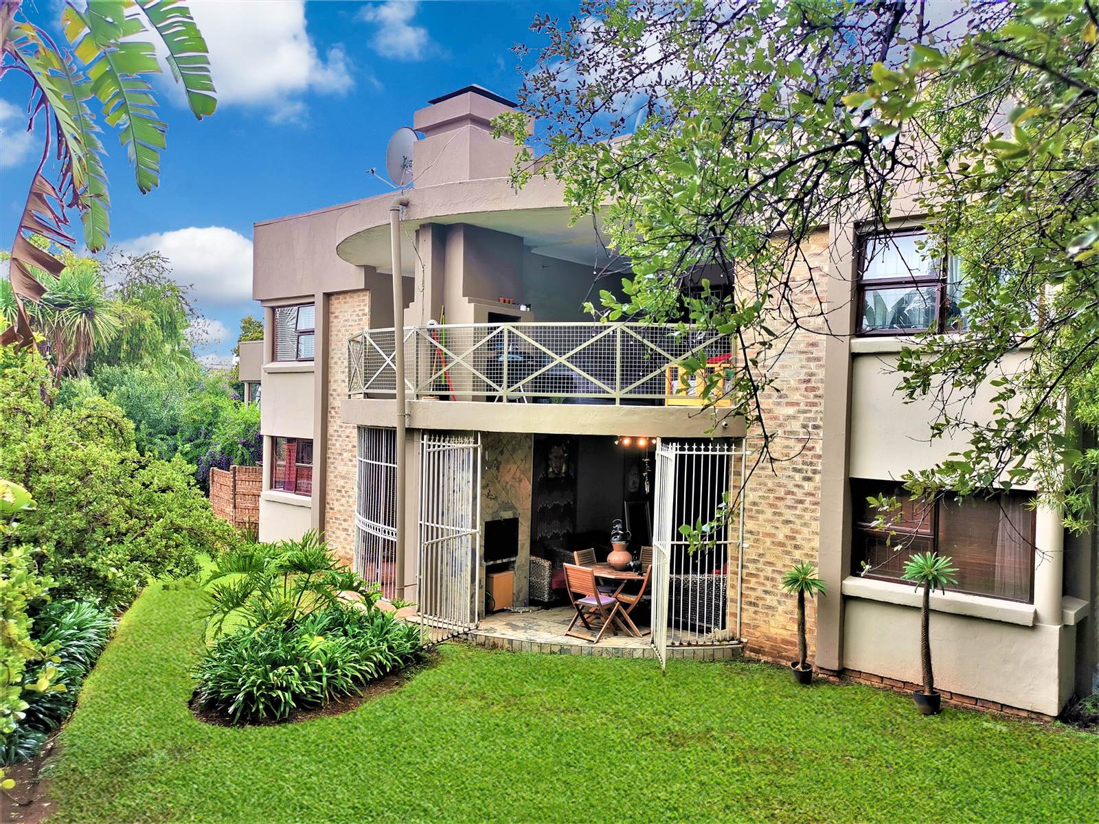 2 Bed Townhouse in Garsfontein photo number 1