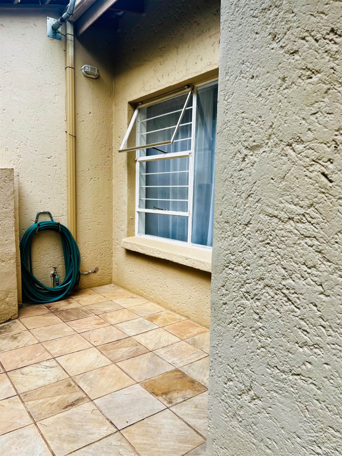 1 Bed Flat in Lonehill photo number 6