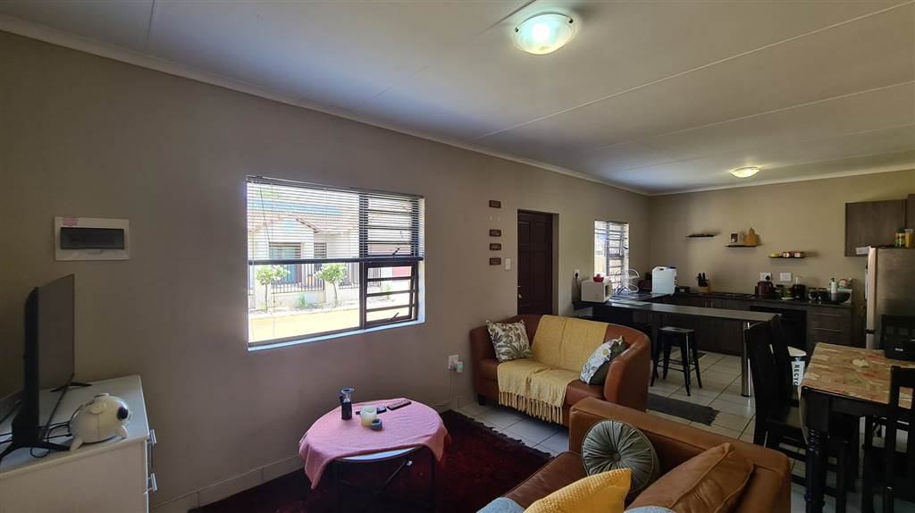 2 Bed House in Mooivallei Park photo number 4