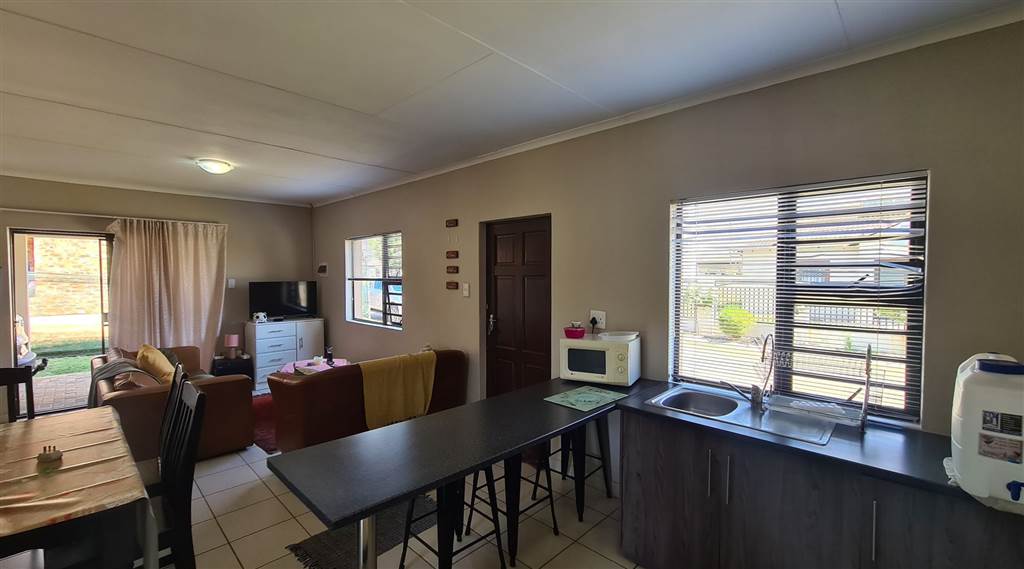 2 Bed House in Mooivallei Park photo number 8