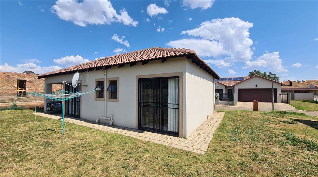 2 Bed House in Mooivallei Park photo number 21