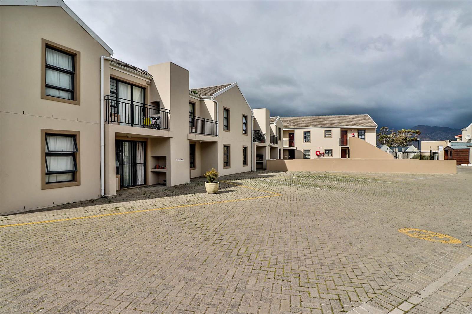 2 Bed Apartment in Fairview Golf Estate photo number 15