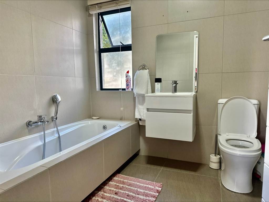 4 Bed Apartment in Kyalami photo number 15