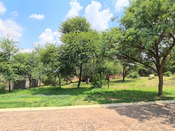 930 m² Land available in Helderfontein Estate