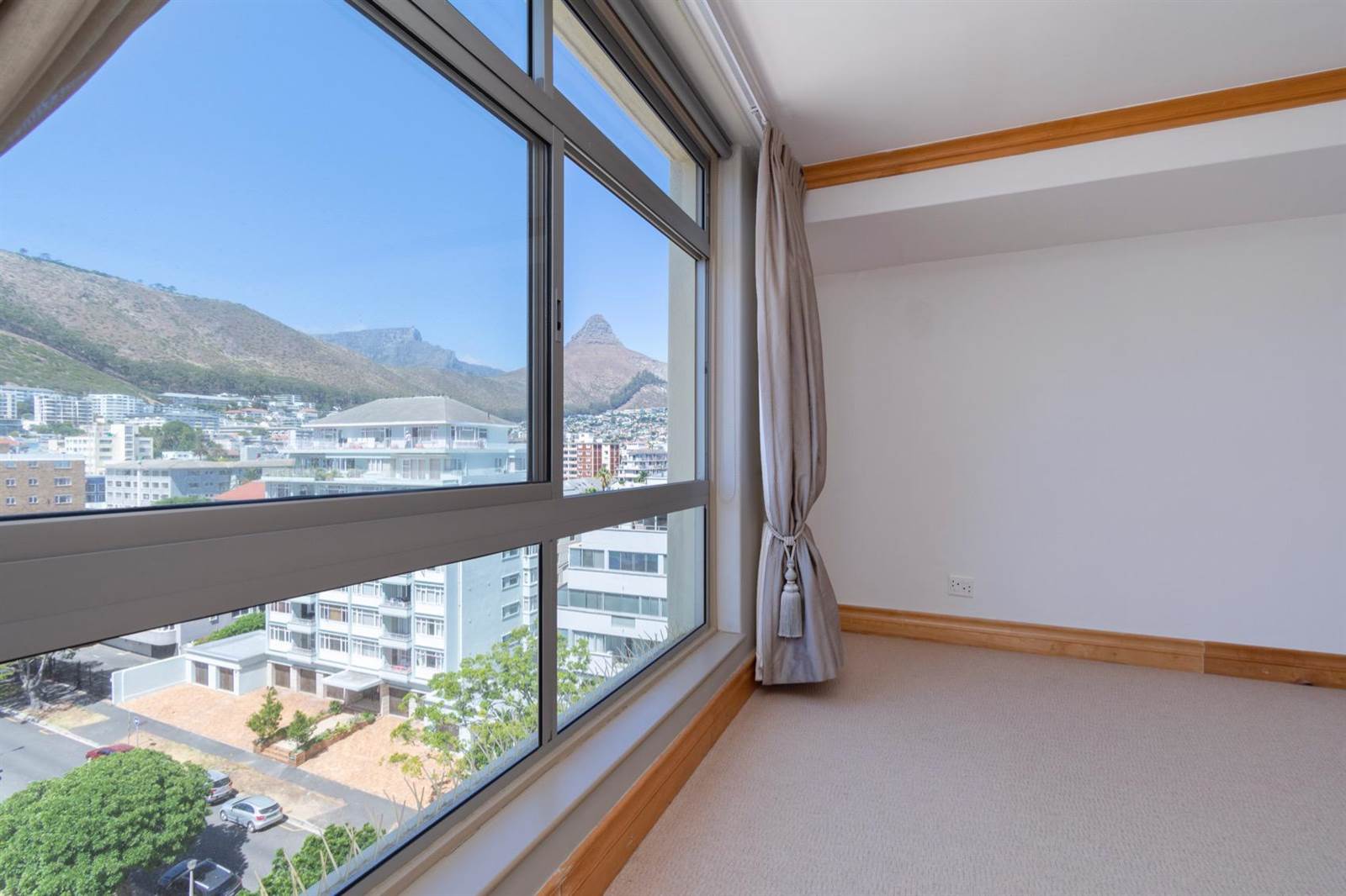4 Bed Penthouse in Sea Point photo number 25