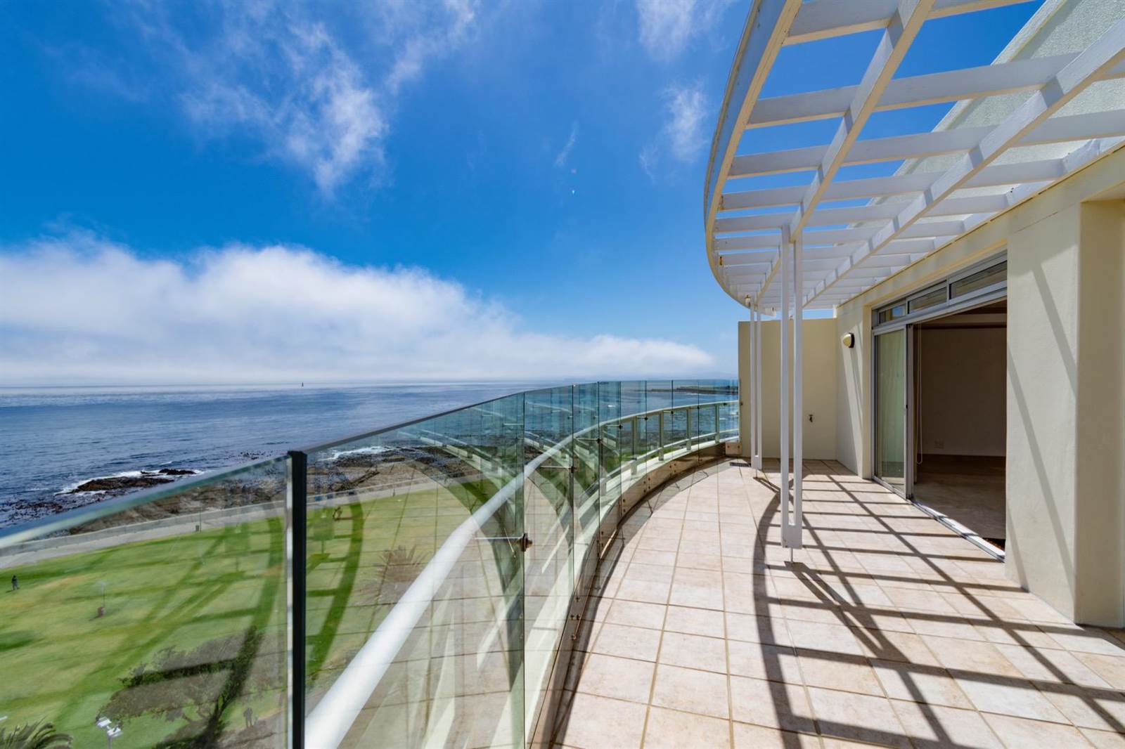 4 Bed Penthouse in Sea Point photo number 4
