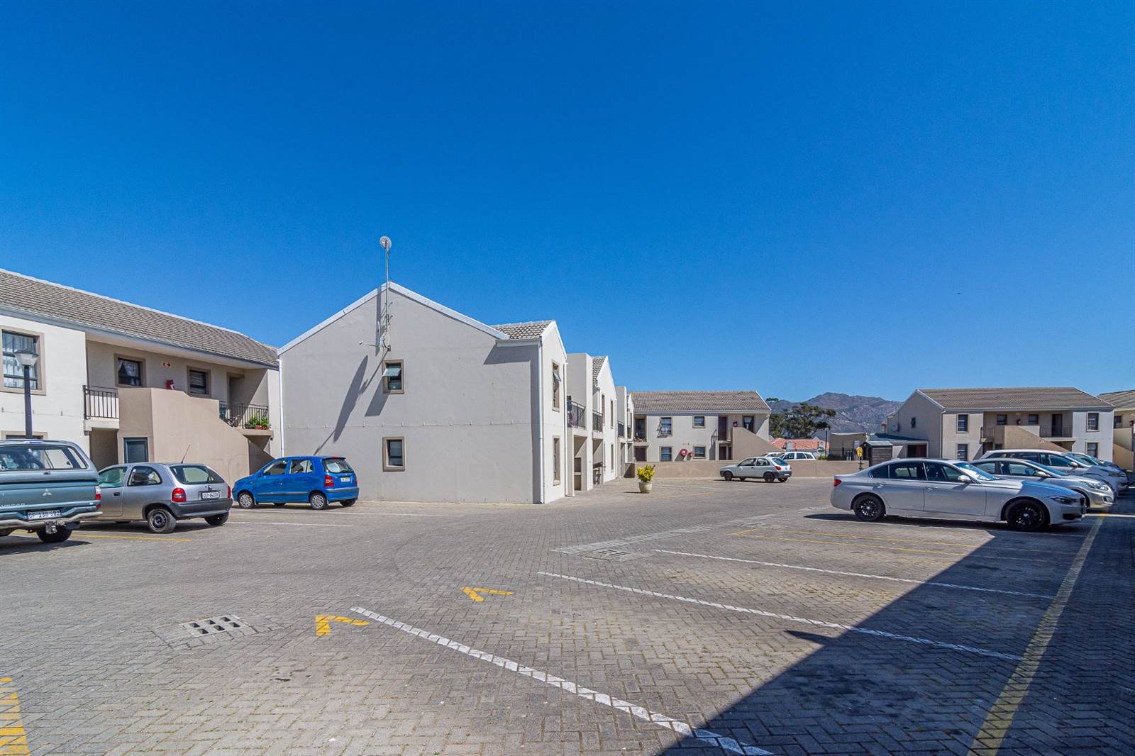 2 Bed Apartment in Fairview Golf Estate photo number 20