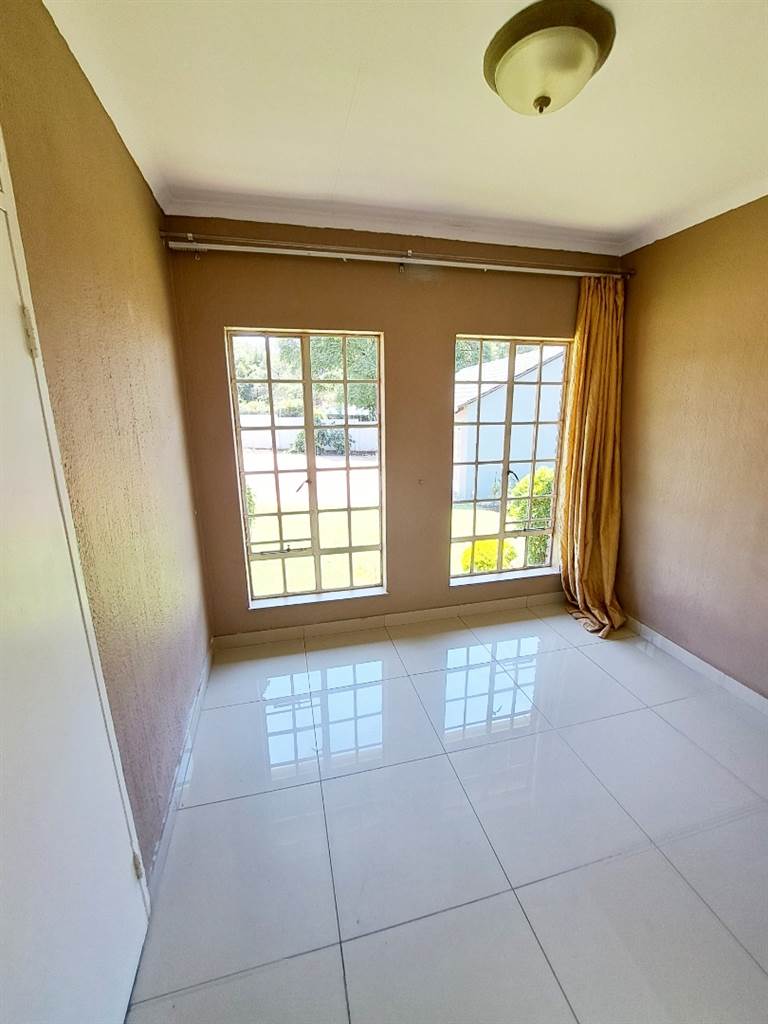 4 Bed House in Jukskei Park photo number 9