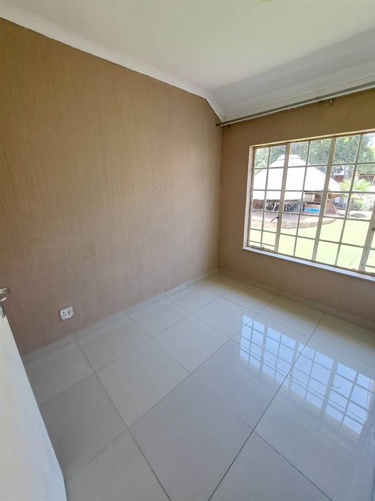 4 Bed House in Jukskei Park photo number 10