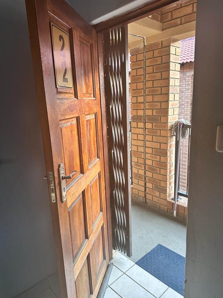 2 Bed House in Rustenburg Central photo number 3