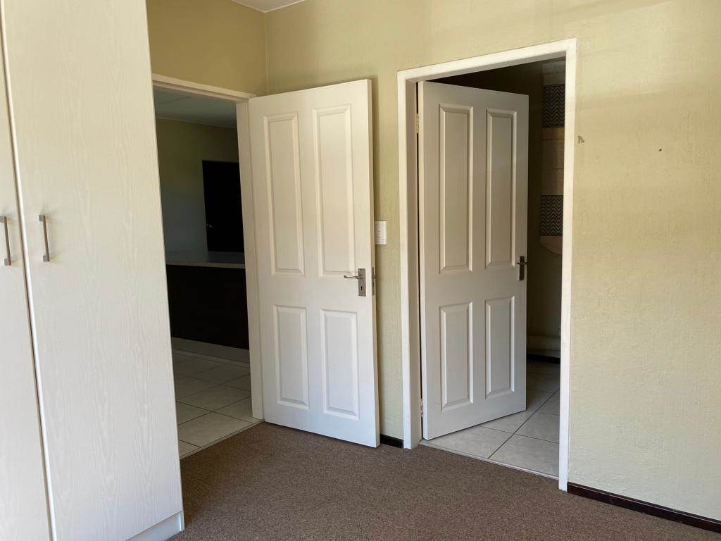 2 Bed Apartment in Honeydew photo number 3