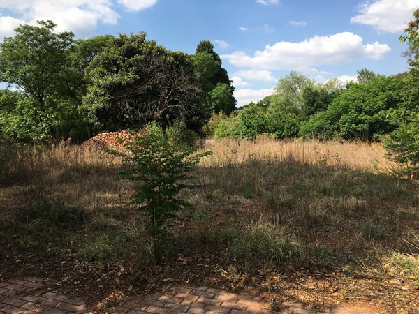 1983 m² Land available in Clubview