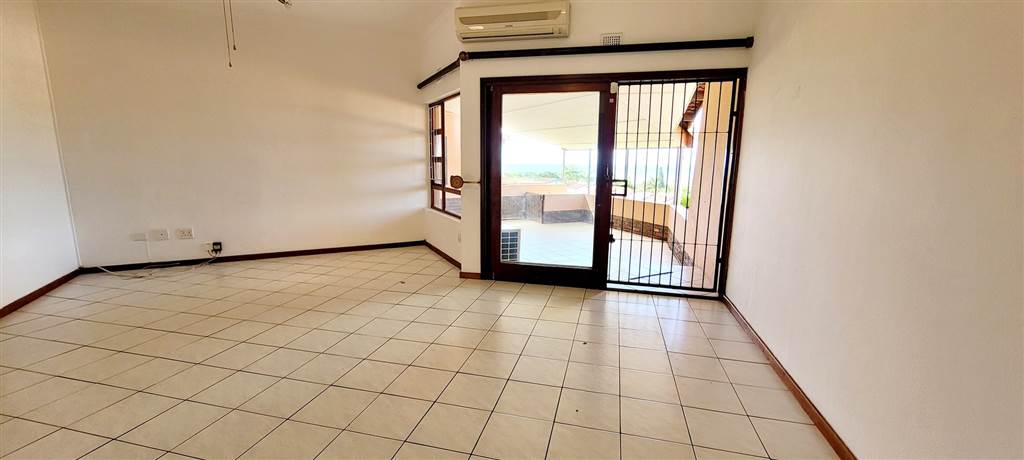 3 Bed Townhouse in Uvongo photo number 8