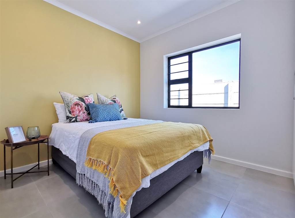 2 Bed Townhouse in Glenroy Park photo number 17