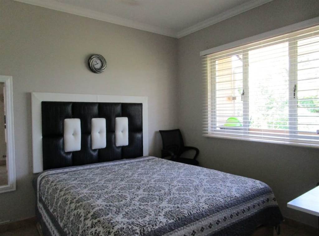 2 Bed Apartment in Mt Edgecombe photo number 3