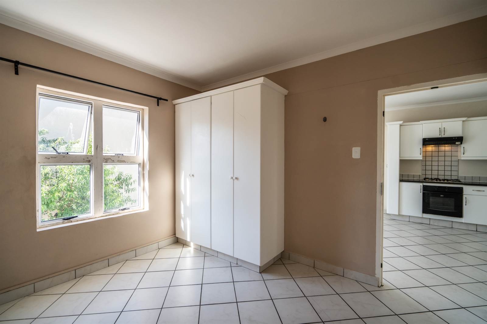 2 Bed Apartment in Grahamstown Central photo number 11