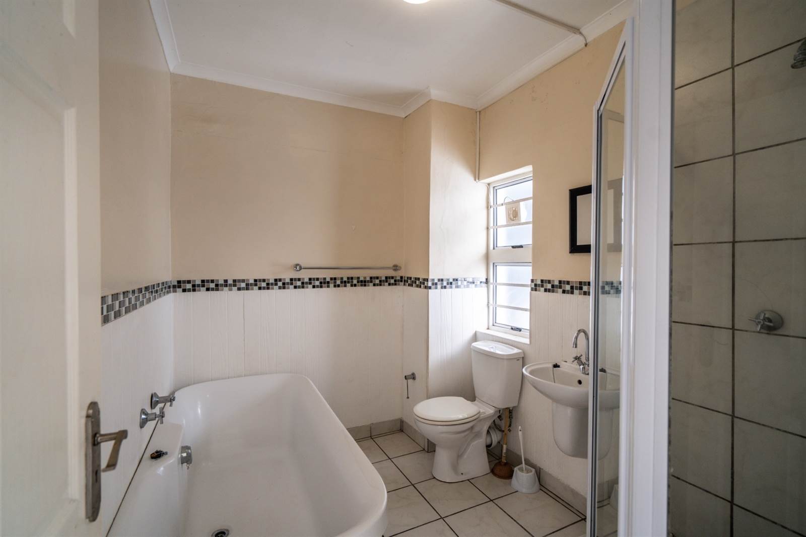 2 Bed Apartment in Grahamstown Central photo number 12