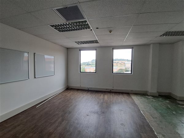 548  m² Commercial space