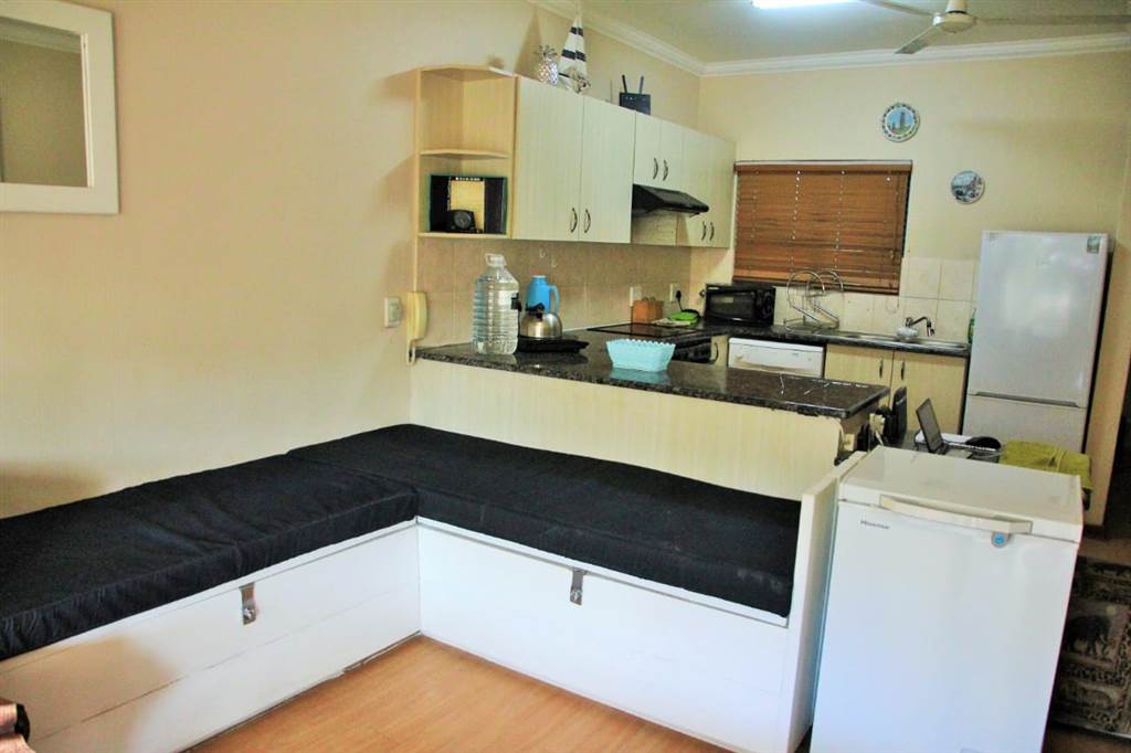 2 Bed Apartment in Uvongo photo number 5