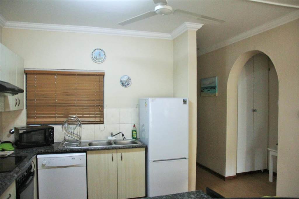 2 Bed Apartment in Uvongo photo number 6