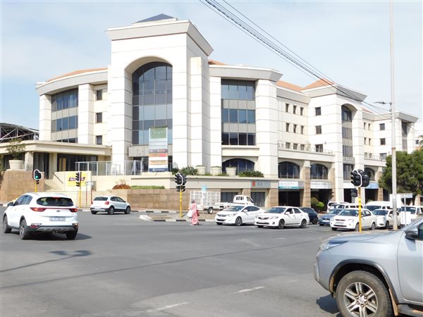 864  m² Commercial space