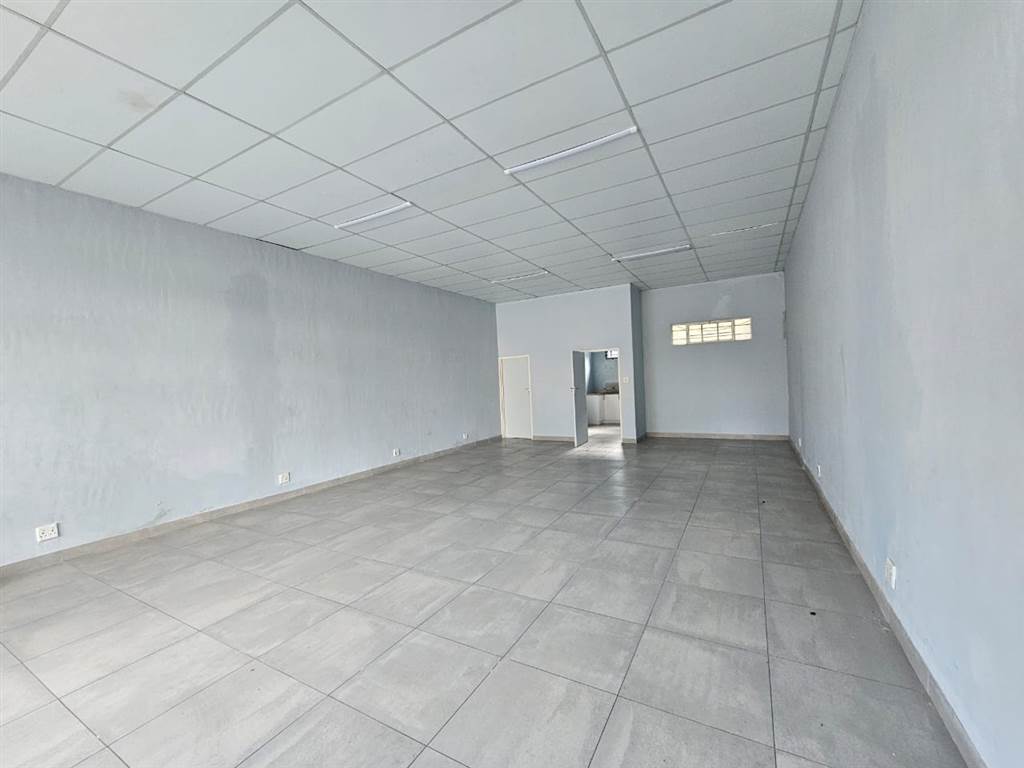100  m² Retail Space in Parow Central photo number 9