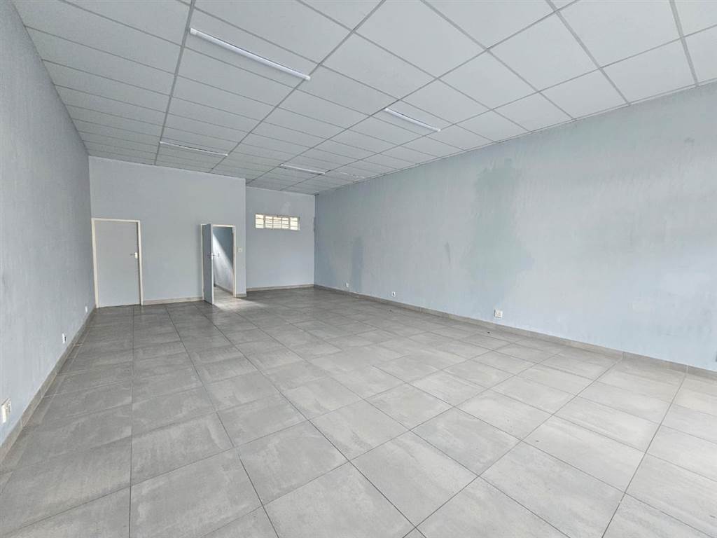 100  m² Retail Space in Parow Central photo number 5