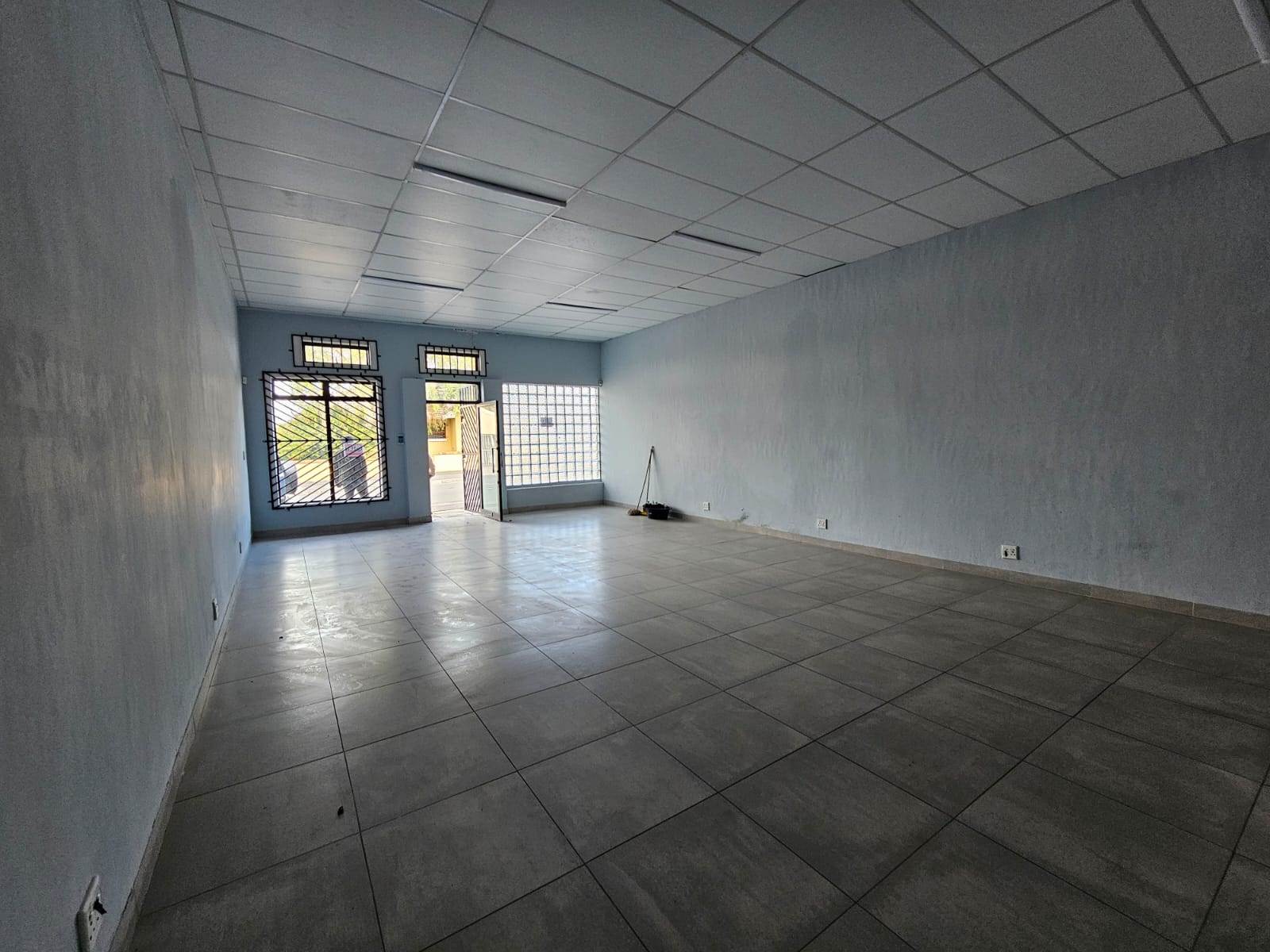 100  m² Retail Space in Parow Central photo number 3