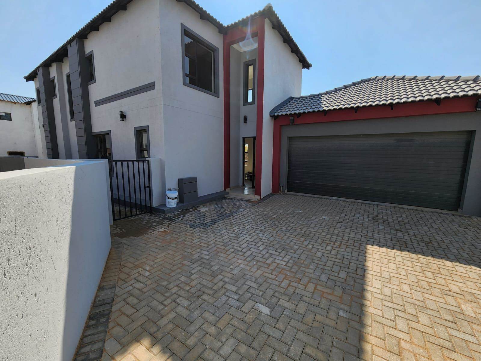4 Bed House in Derdepoort photo number 1