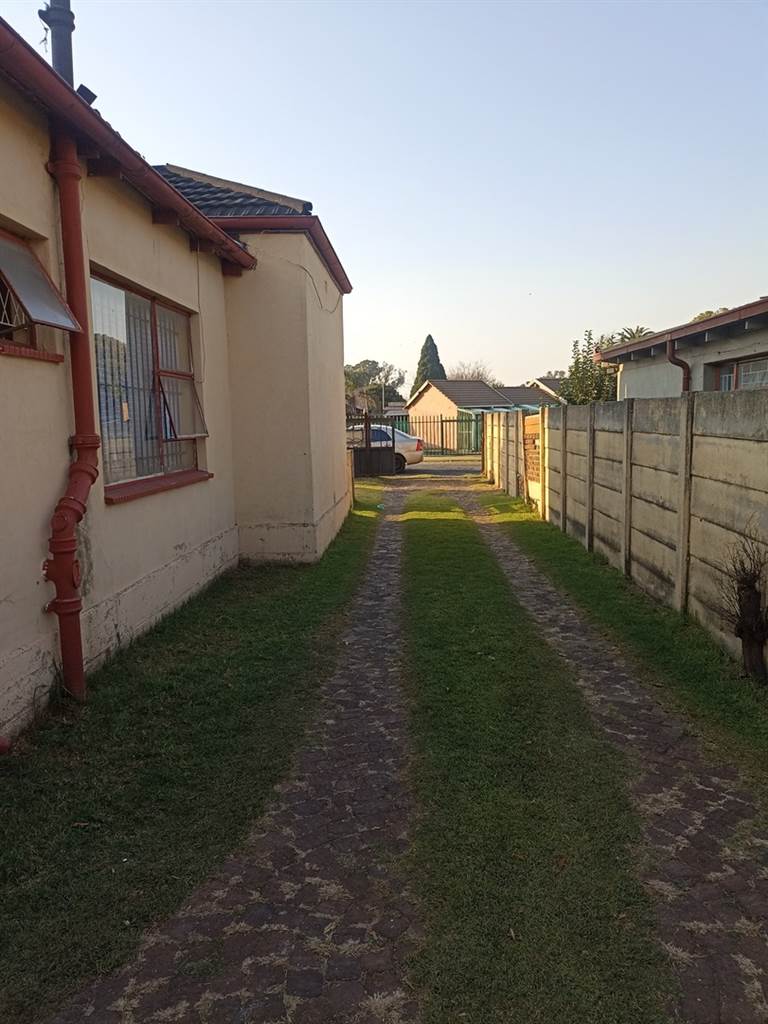 4 Bed House in Brakpan North photo number 4
