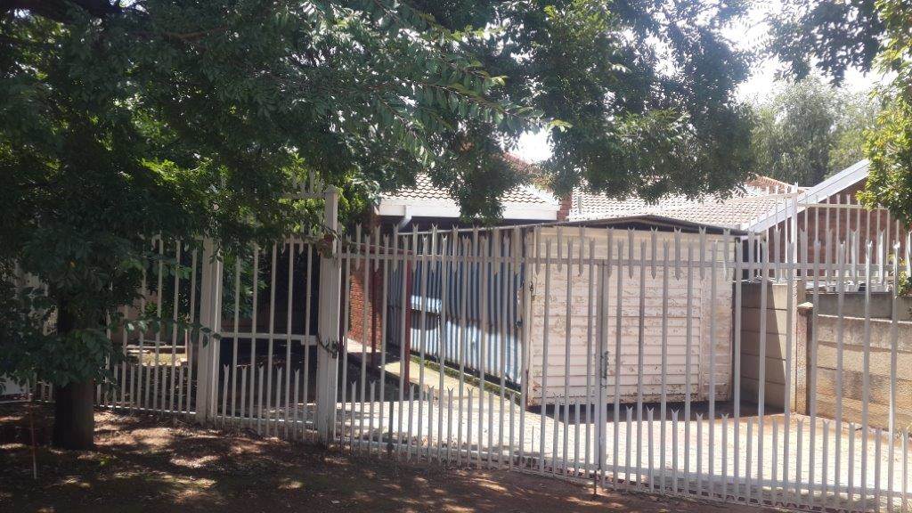 1 Bed Townhouse in Aliwal North photo number 1