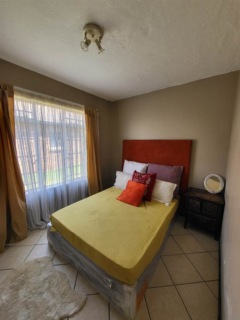 2 Bed Townhouse in Mooikloof Ridge photo number 6