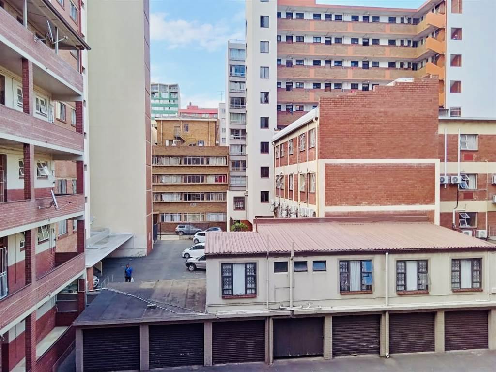3 Bed Flat in Durban CBD photo number 11