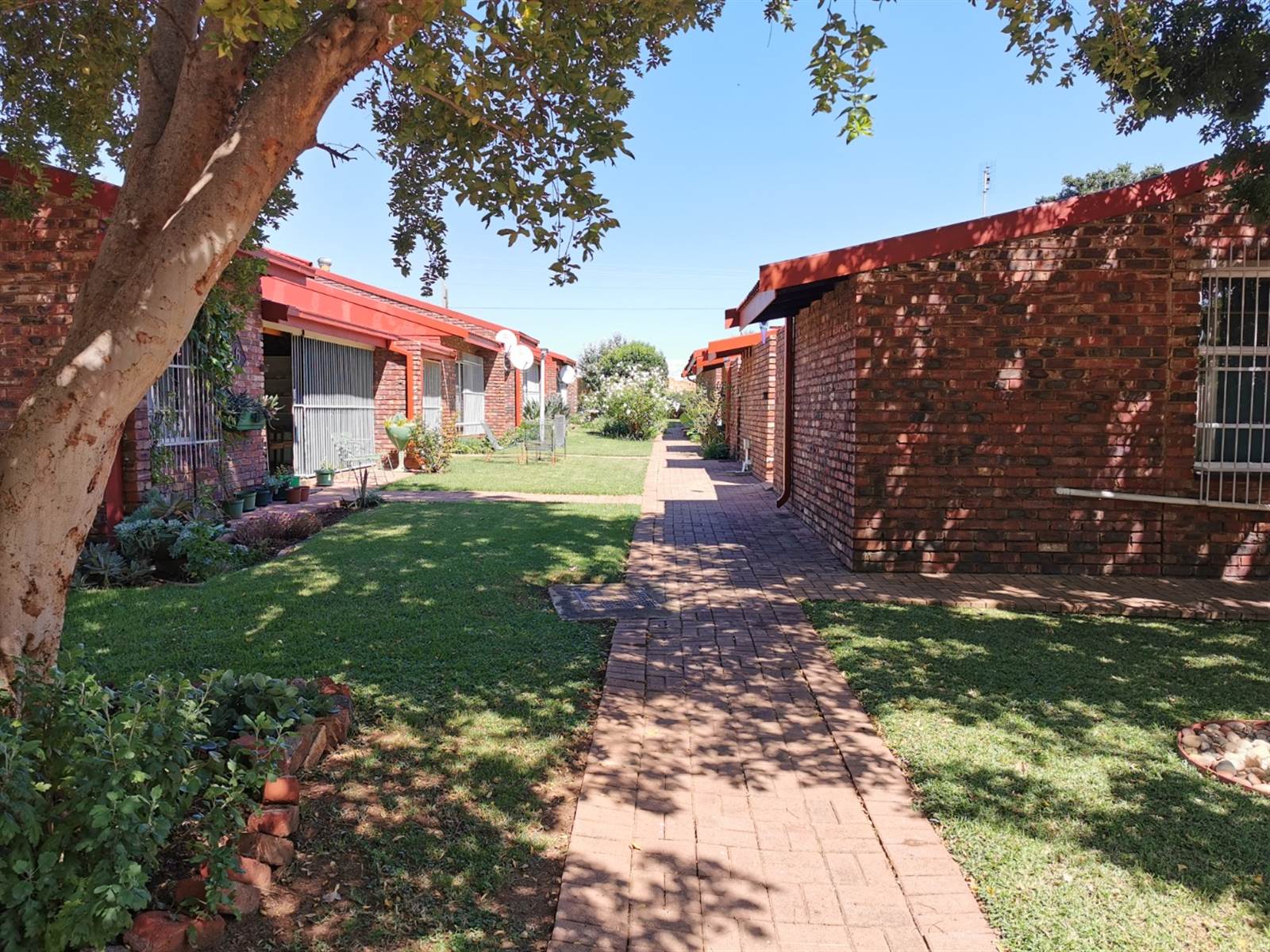 2 Bed Townhouse in Klerksdorp photo number 6