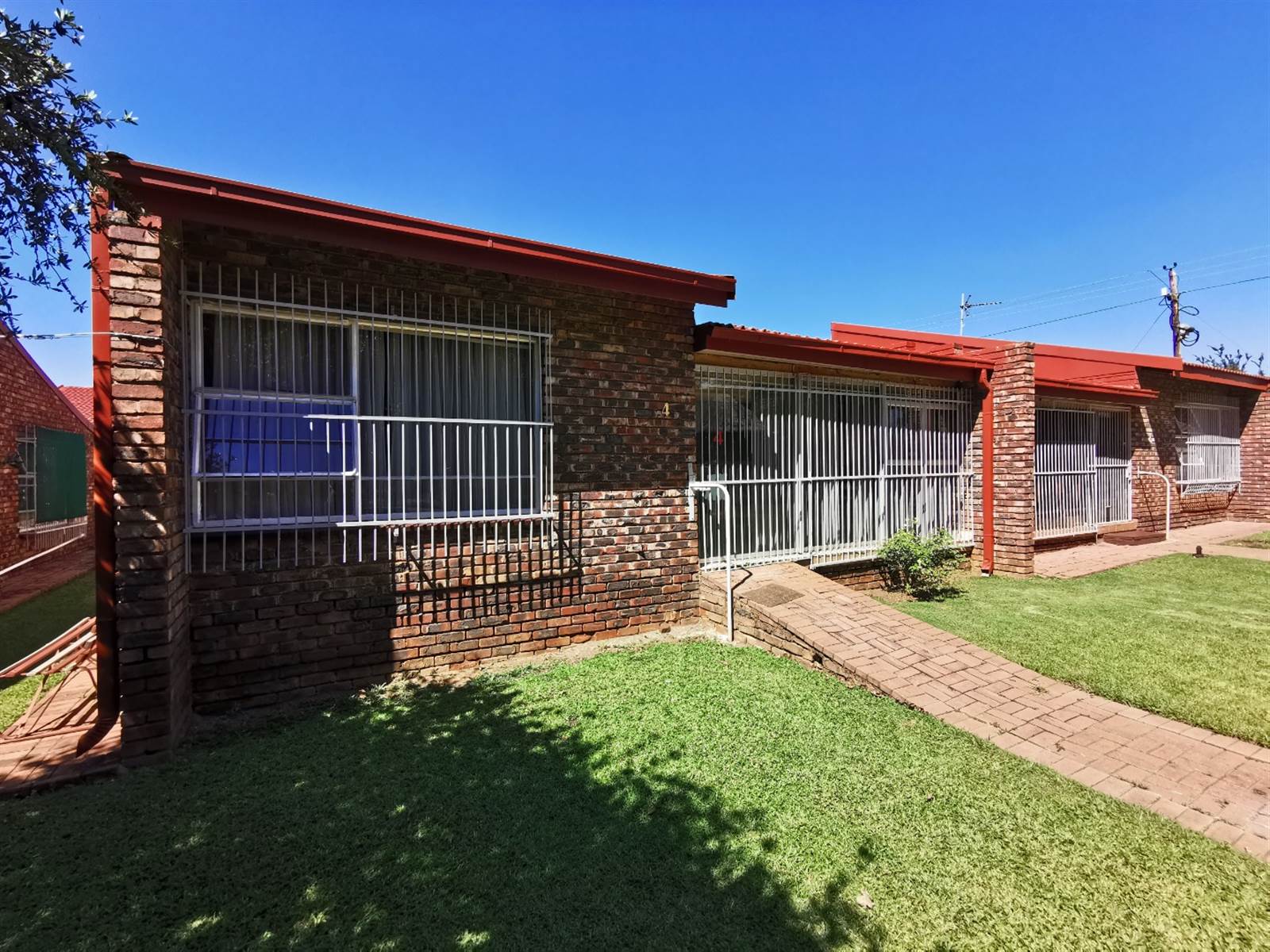 2 Bed Townhouse in Klerksdorp photo number 12