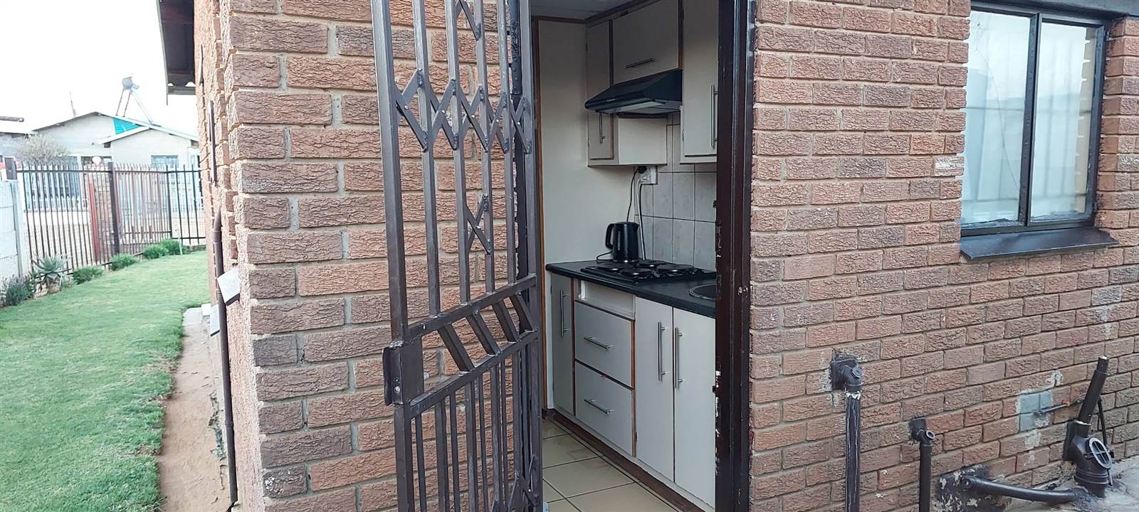 2 Bed House in Thabong photo number 6