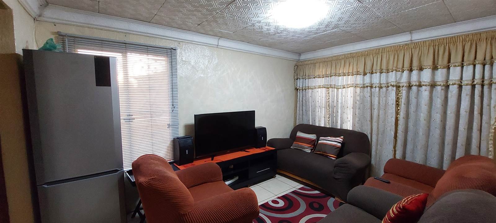 2 Bed House in Thabong photo number 11